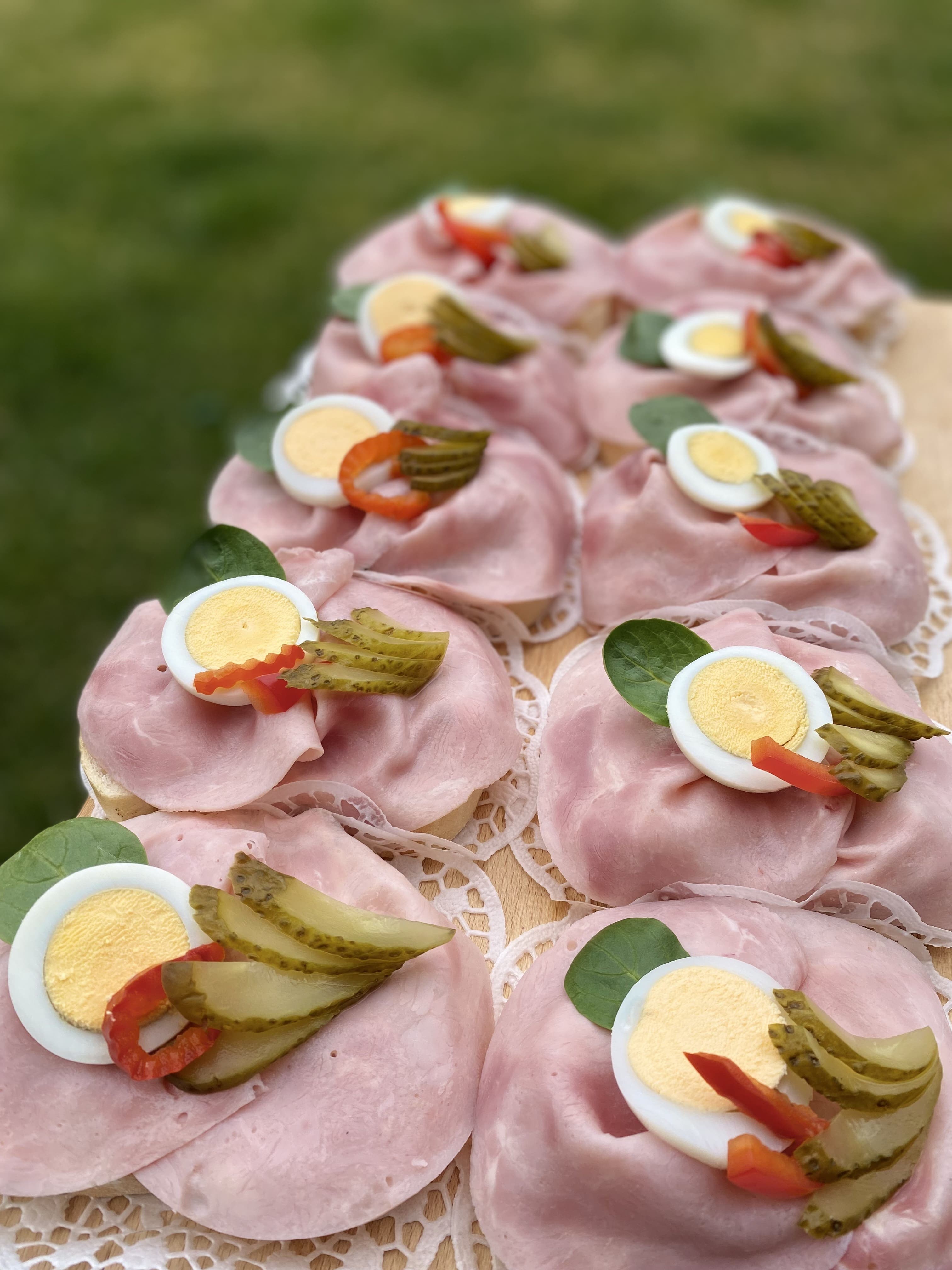 Šunkový chlebíček s vlašským šalátom